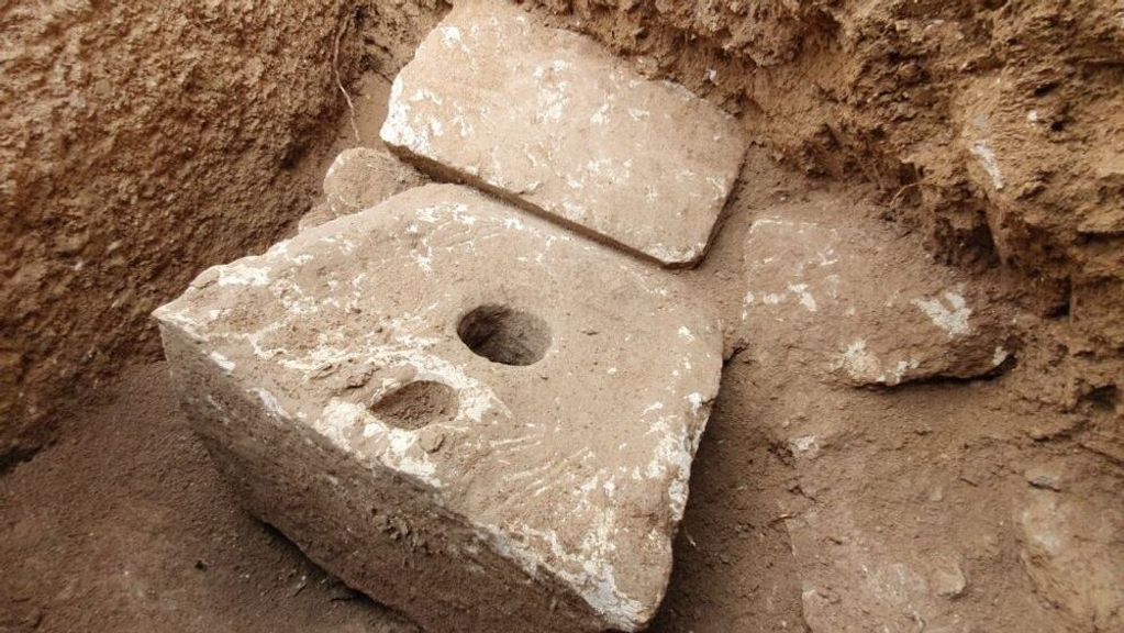 This rare stone toilet is 2,700 years old and was most likely used by one of the Jewish dignitaries of ancient Jerusalem. (Yoli Schwartz, Israel Antiquities Authority Authority)