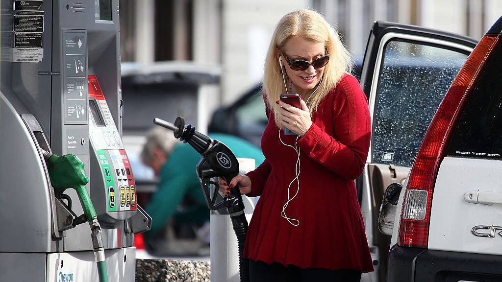 Analysts say drivers are beginning to pay slightly less at the pump, a trend they think will continue. (Justin Sullivan/Getty Images)