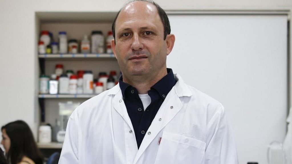 Prof. Noam Shomron and colleagues trained an artificial intelligence program to identify patients at risk of serious illness from blood infections. (Courtesy of Tel Aviv University)