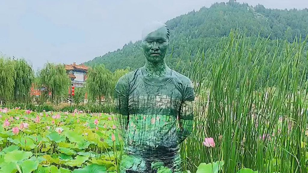 Man paints himself to perfectly integrate with the background in Jinan, China. (hh58585/Zenger)