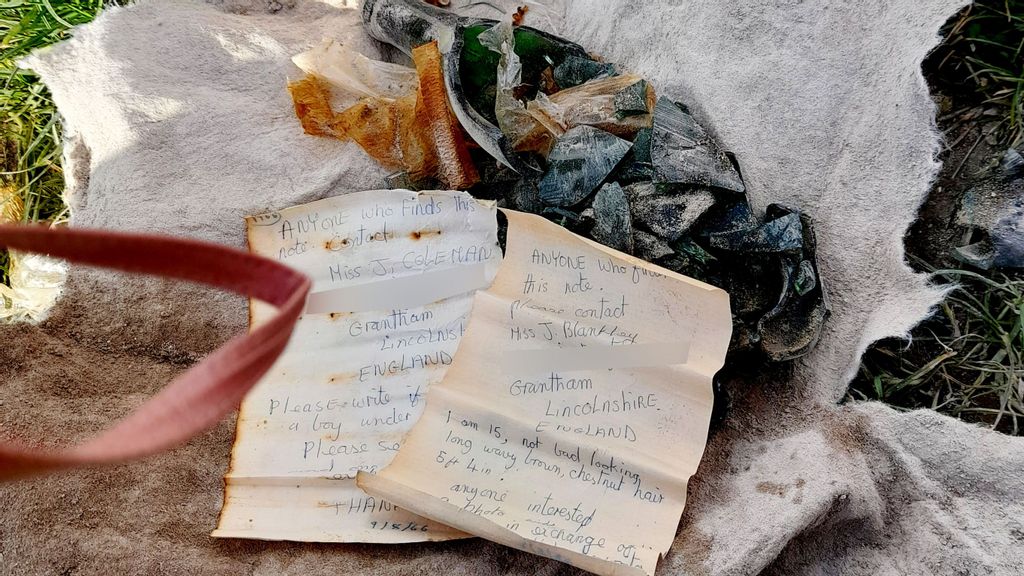 A bottle containing cheeky messages from two teenage girls asking for boyfriends has washed up after drifting in a UK river for 56 years. (Steve Chatterley/Zenger)