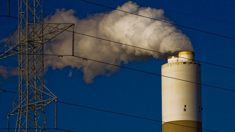 A coal plant smokestack belches clouds of noxious smoke in the air in Pleasant Prairie, Wisconsin, in 2015. (Charles Edward Miller/Flickr)