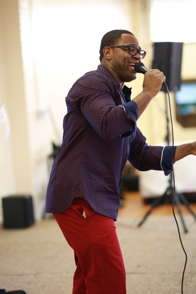 R&B Singer Songwriter Alvin Garrett performs live