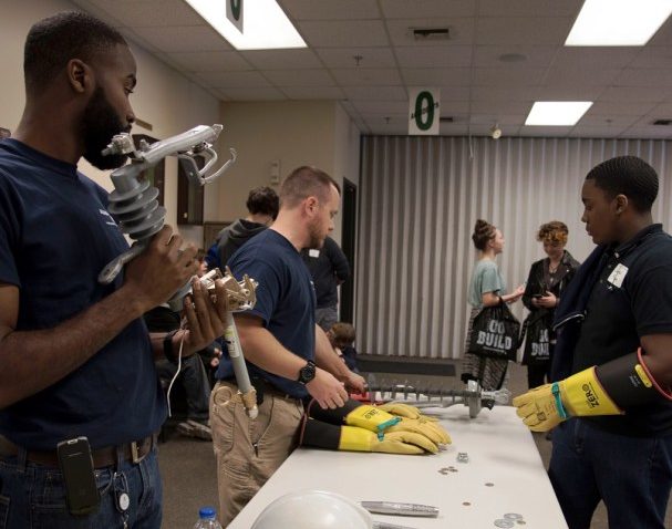 Ninth-grade students from Gadsden and Birmingham got everything from hands-on to virtual reality exposure to the many types of engineering and skilled jobs available through Alabama Power. (Brittany Faush-Johnson, Alabama NewsCenter) 