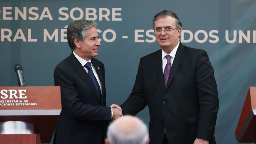 U.S. Secretary of State Antony Blinken (left) met with Mexico's Foreign Affairs Secretary Marcelo Ebrard on Oct. 8. They spoke of both countries' commitment to bilateral security. (Hector Vivas/Getty Images)