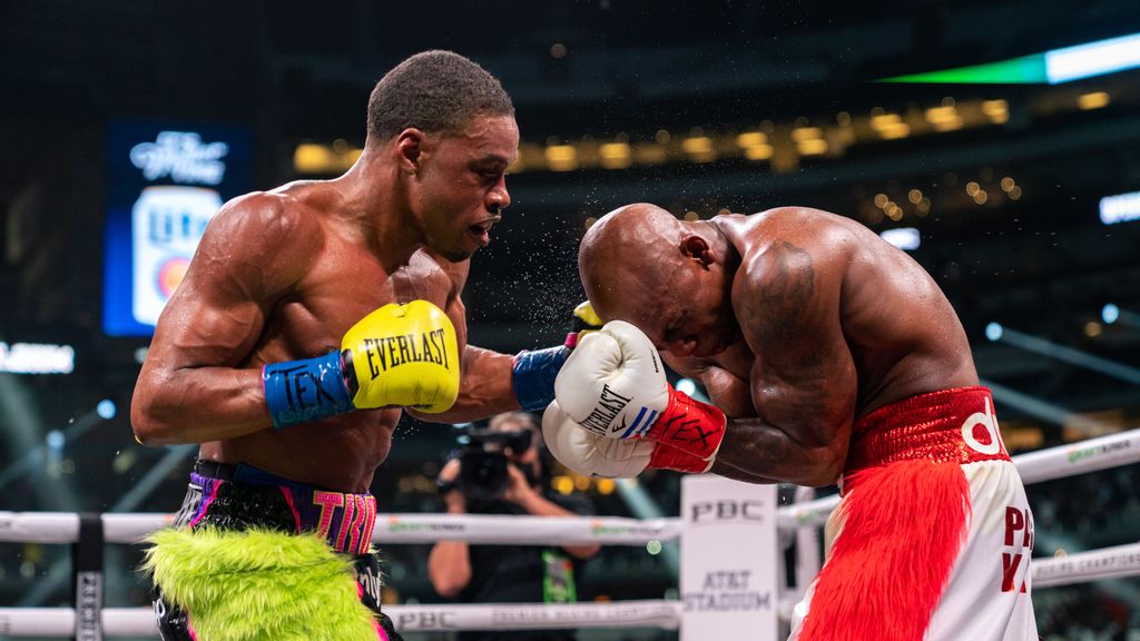 Errol Spence (left) repeatedly used his left uppercut on the right eye of Yordenis Ugas (right) on the way to a 10th-round knockout on Saturday, which added the Cuban's WBA 147-pound title to Spence's IBF and WBC versions. (Ryan Hafey/Premier Boxing Champions)