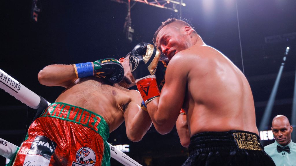 The 6-foot-2 David Benavidez (left) displayed an amalgam of speed, searing accuracy, double-fisted power and finishing skills against the 5-foot-10 David Lemieux on the way to scoring Saturday's third-round TKO victory for the WBC's vacant 168-pound title. (Esther Lin/Showtime)
